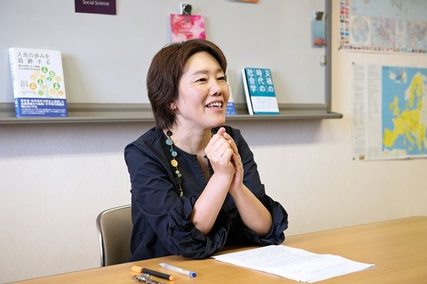 村上あかね教授の笑顔-エナゴ