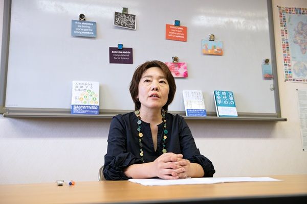 村上あかね教授手を組みながら-エナゴ