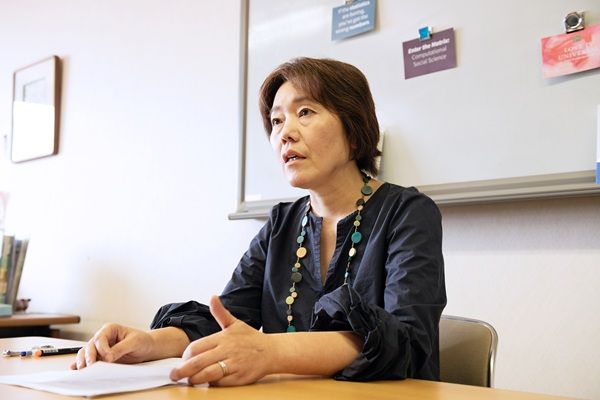 村上あかね教授右側からの表情-エナゴ
