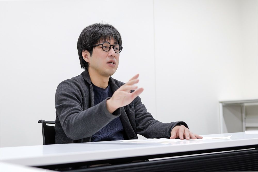 東京大学情報基盤センター教授小林博樹先生-デバイスについて説明する